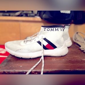 Tommy HILFIGER Women’s size 8.5 fashion sneakers athletic shoes